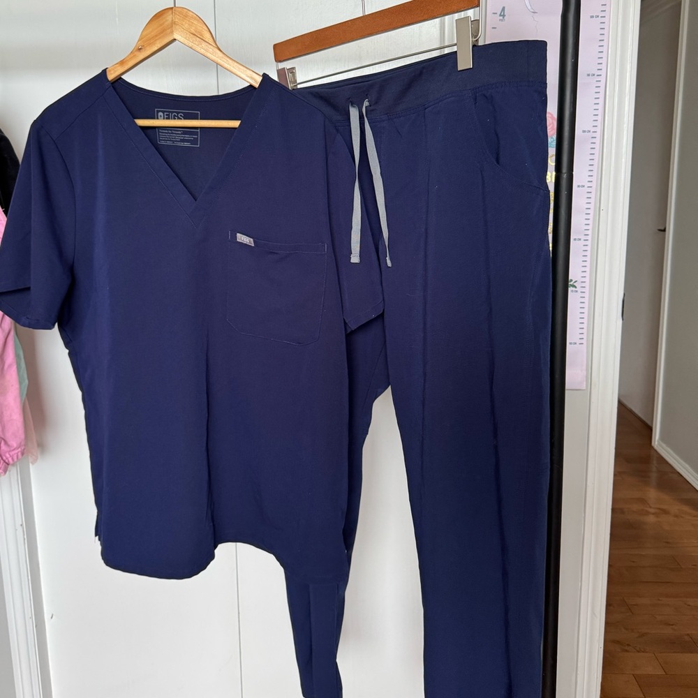 Figs Navy Women's Scrub Set